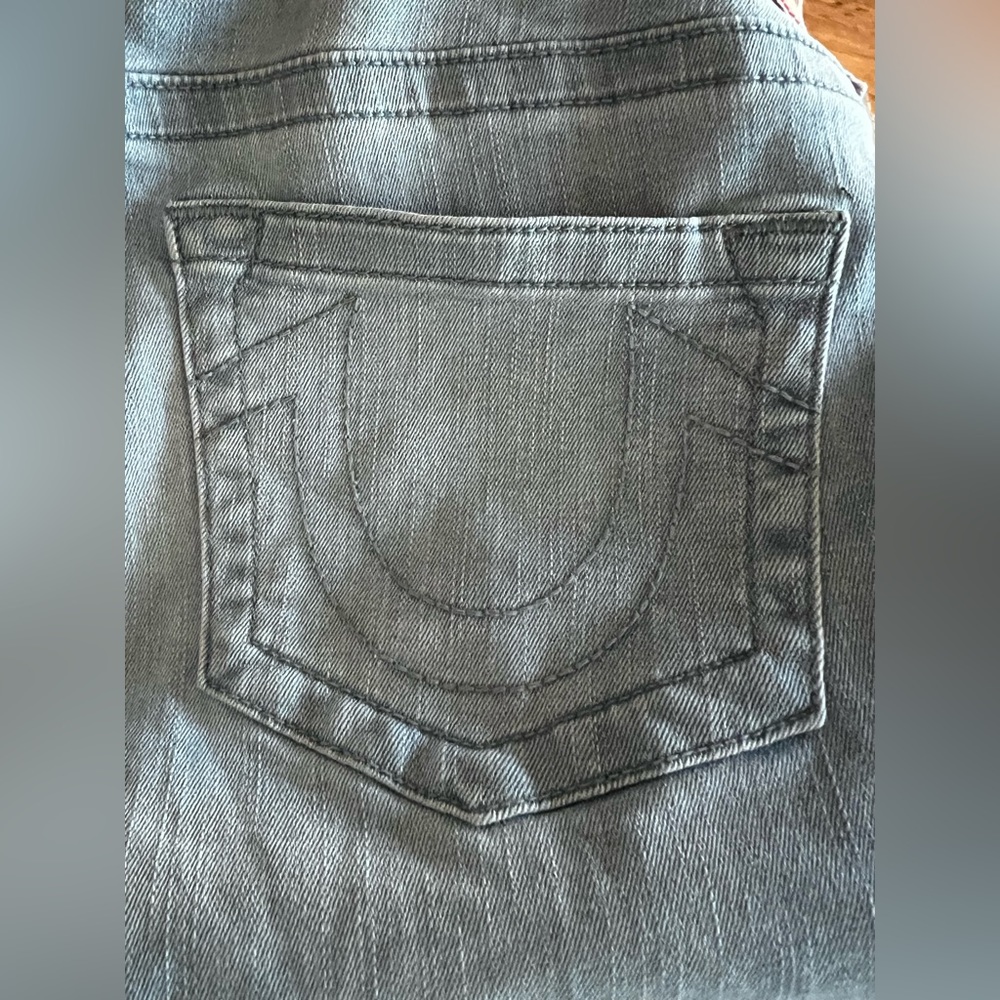 True Religion Women’s Riley Knee Length Light Wash Raw Hem Jean Shorts Size 30 - Picture 11 of 11
